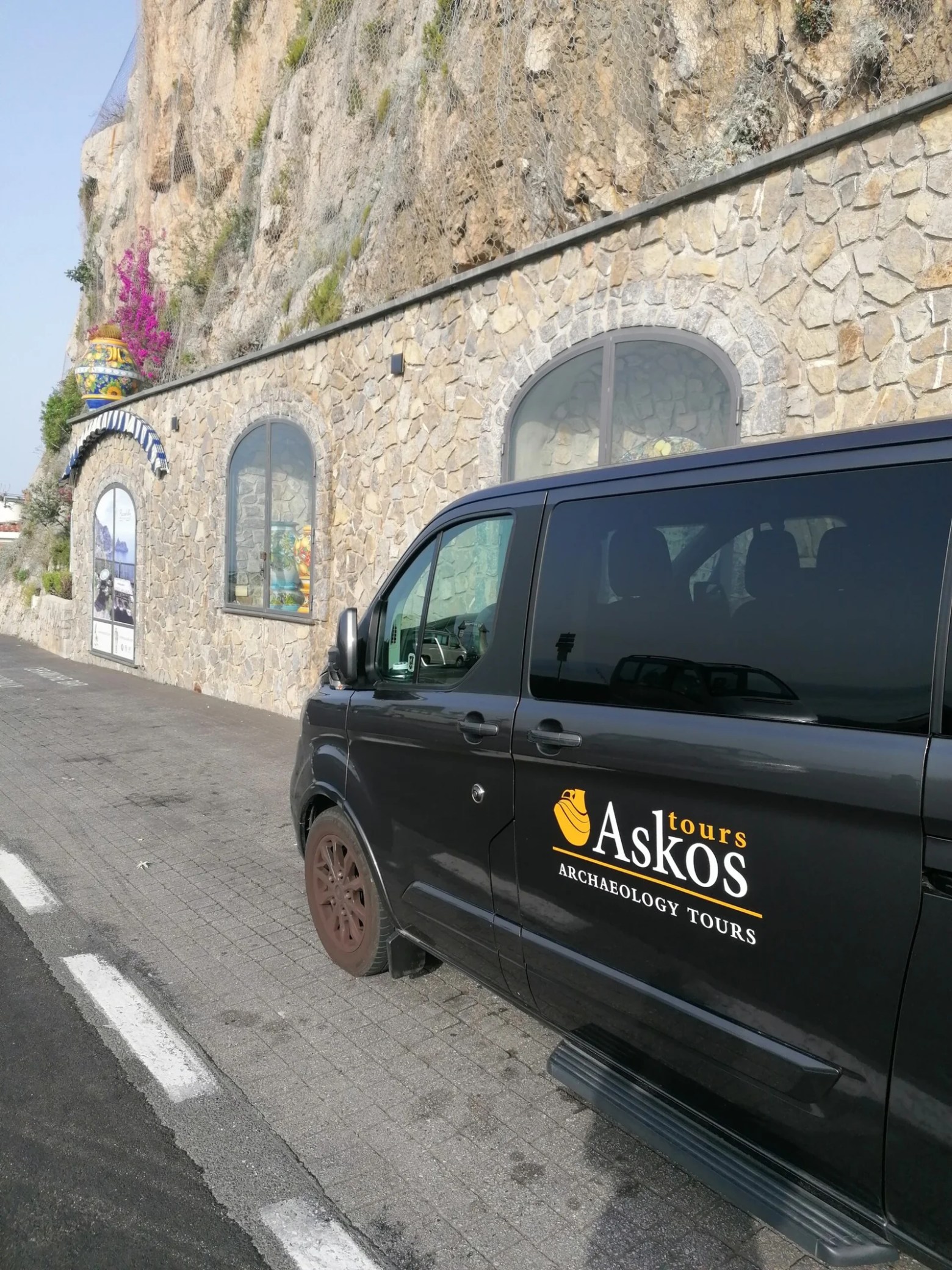a car parked on the side of a building
