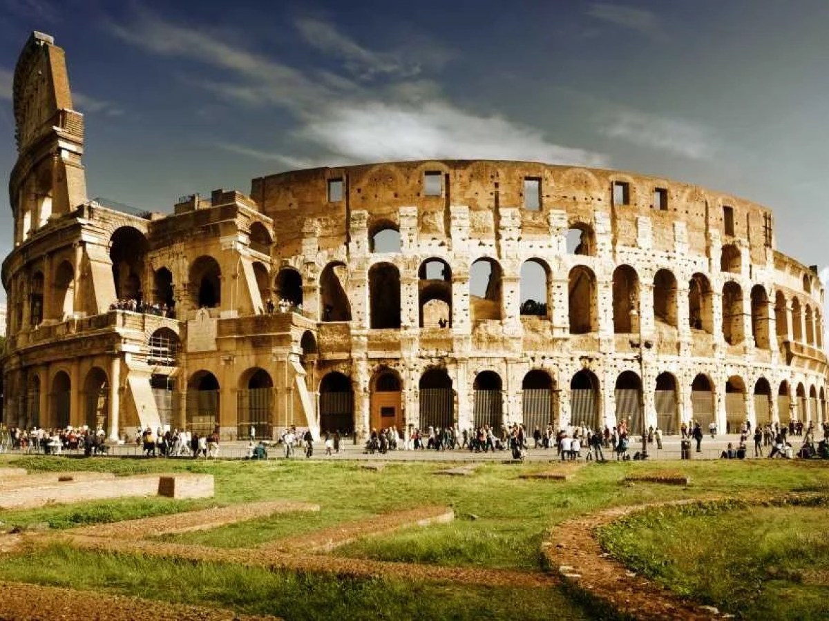 colosseo mini dress Back from Italy with a full heart (and an even fuller tummy) Starting off with one of the world's most iconic landmarks: the Colosseum. On the flight home, an Italian woman