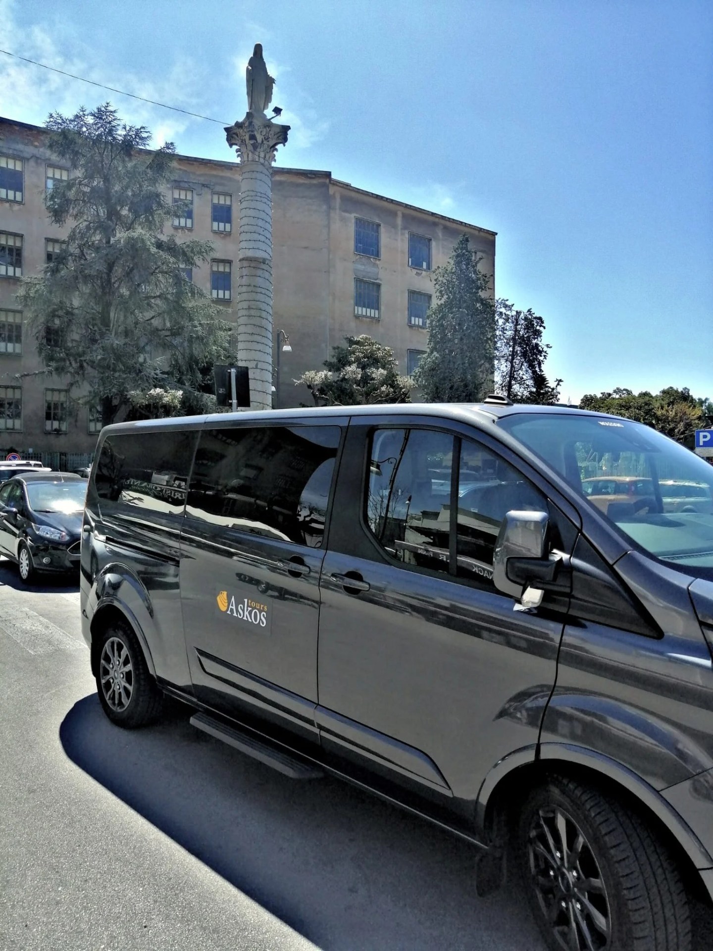 a car parked on the side of a building